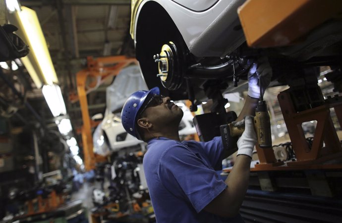 Trabajador brasileño en una cadena de montaje de la filial de Ford en Brasil.