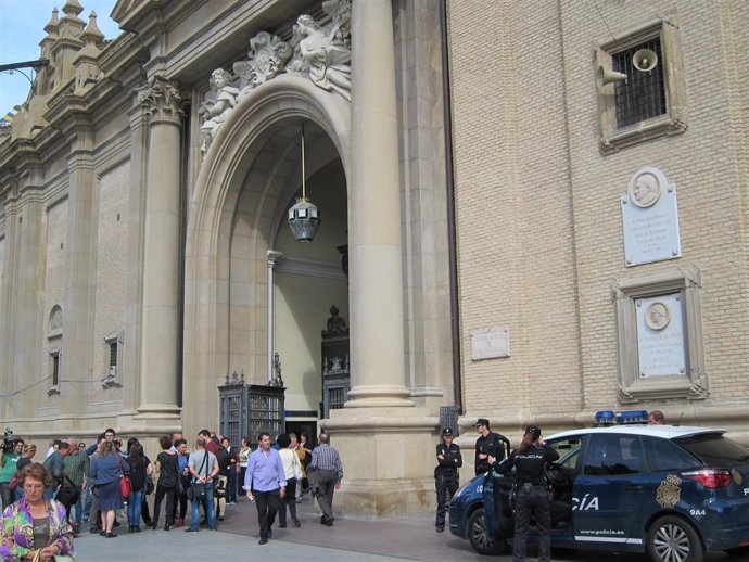 Basílica del Pilar de Zaragoza con Policía 