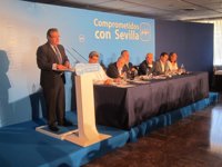 Zoido dice que la reforma local "salvará el municipalismo y los servicios básicos" y pide a Díaz "lealtad institucional"