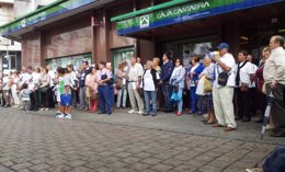 Afectados por preferentes protestan en Caja Cantabria de Santoña