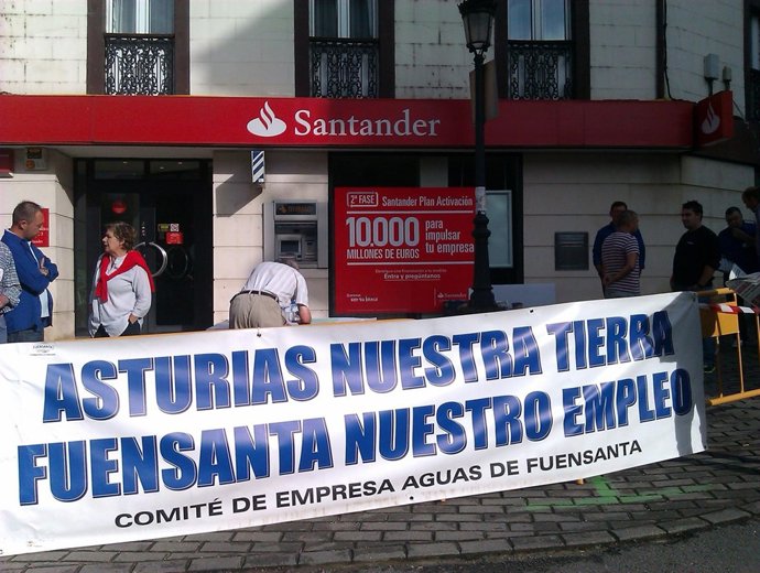 Recogida de firmas de trabajadores de Fuensanta.