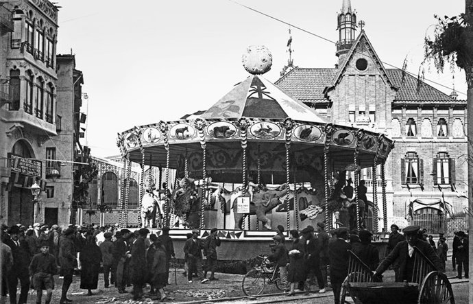 Un carrusel ante la iglesia de los Santos Juanes y el Mercado Central