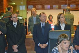 Lacruz observa el nuevo sistema de emergencias, junto a S. Bouju y P. A. Durand.