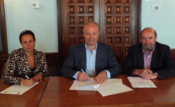 Firma del convenio para el reciclaje del aceite doméstico