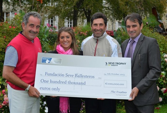 Carmen recoge el cheque