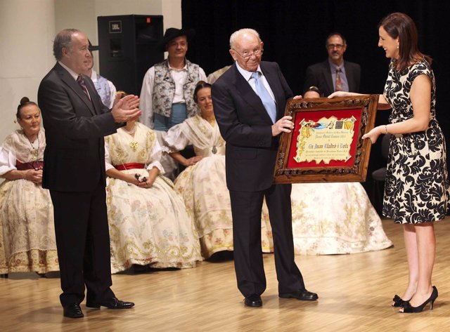 Català hace entrega a Juan Lladró del premio Obrint Camins