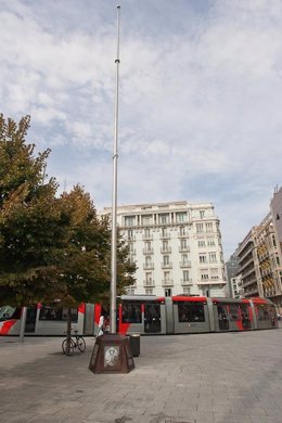 Mástil de la bandera nacional en la Plaza de España