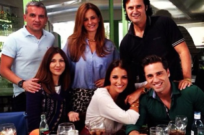 Paula y David de comida con amigos