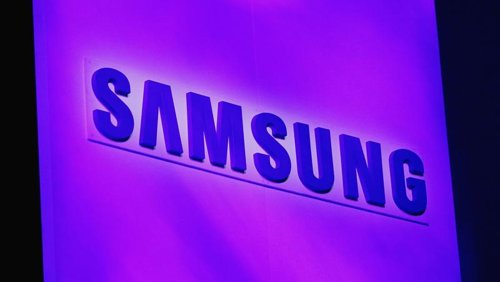 Imagen de archivo del logo de Samsung exhibido en un conferencia de prensa en la