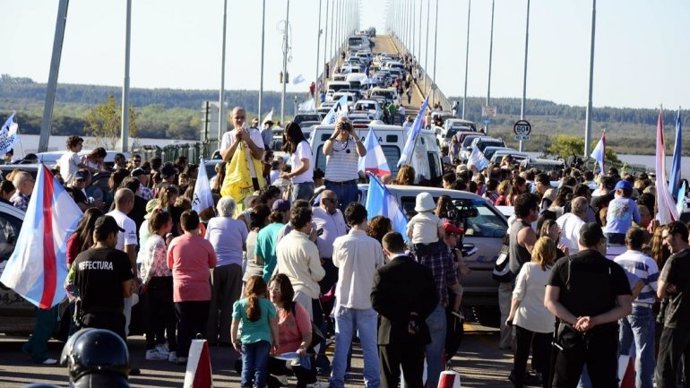 Asambleístas de Gualeguaychú marchan a Uruguay
