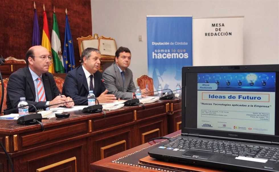 Fuentes, entre Navas y Pérez Bustamante, en la inauguración del foro