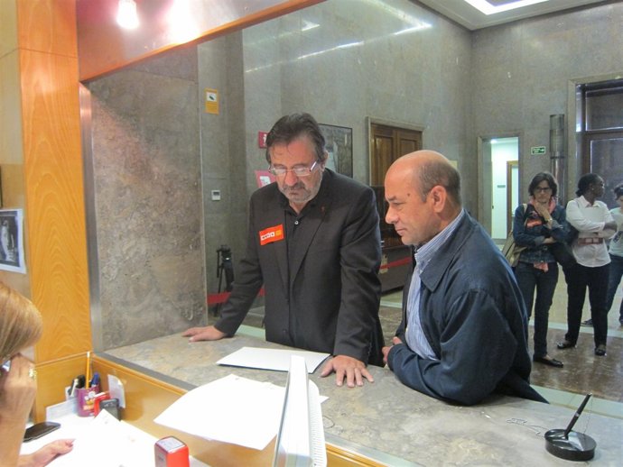 Buey y Alastuey entregan el escrito en Delegación del Gobierno en Aragón.