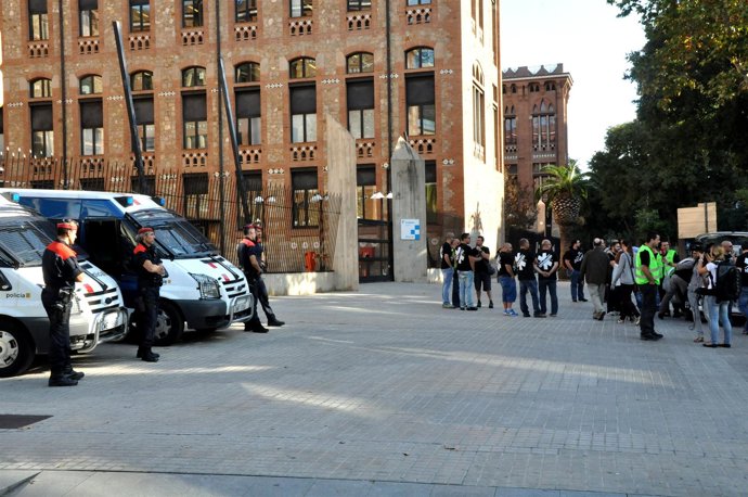 Trabajadores del transporte sanitario protestando ante el CatSalut
