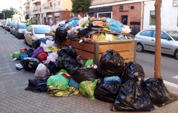 Basura acumulada por la huelga de limpieza en Sevilla