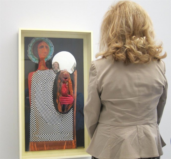 La conceja Mayrén Beneyto ante una de las obras de la nueva sala 