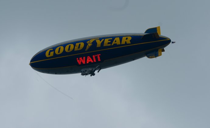 Los aerodiribibles de Gooyear participan en una campaña de seguridad vial