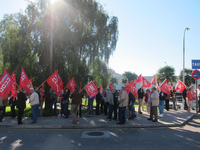 Concentración de sindicalistas de UGT y CC.OO. Para pedir empleo digno