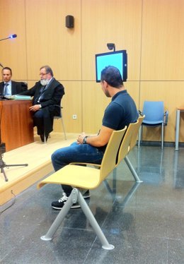 El acusado momentos antes de comenzar la vista