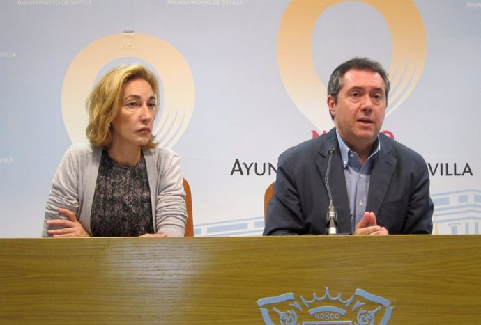 Los concejales socialistas Susana López y Juan Espadas