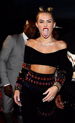 Miley Cyrus roba  pasos de baile 