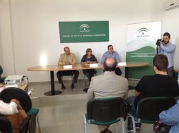 Gálvez, en el centro, presenta la nueva orden 'Innovactiva 6000' del IAJ.