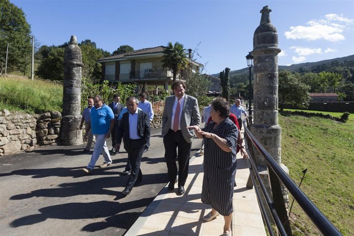 El consejero de Obras Públicas en Saro