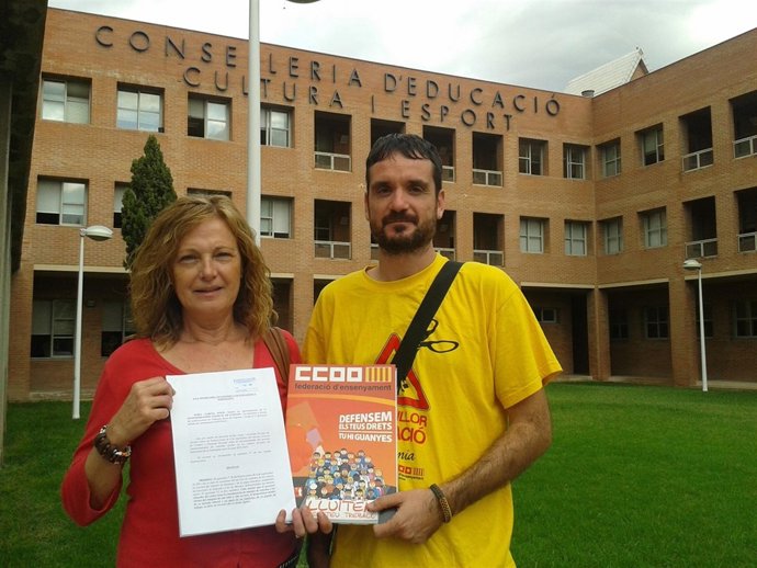 Representantes de CCOO tras presentar el recurso en Educación