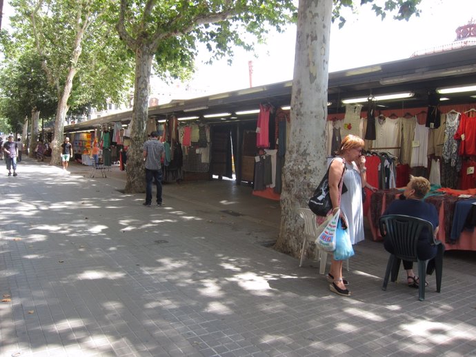 Comercio. Puestos de los Encants de ropa del Mercado de Sant Antoni