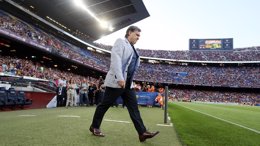 Tata Martino saltando al césped del Camp Nou