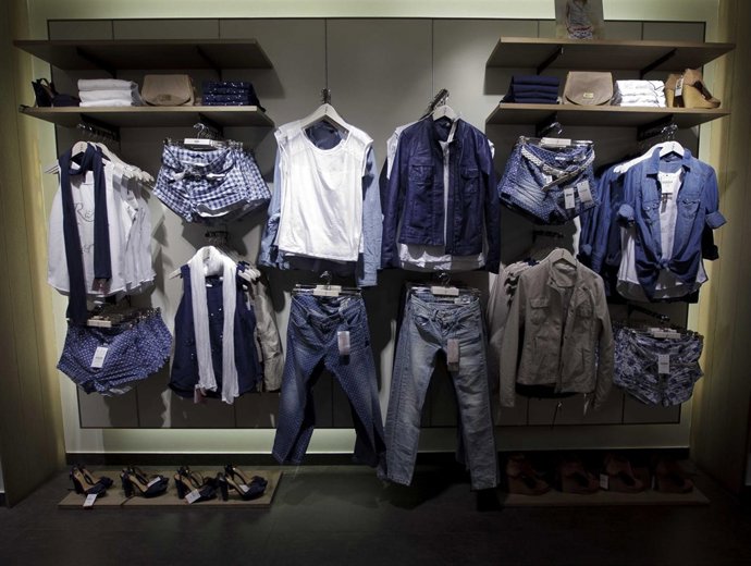 Recursos de ropa, complementos y caja de una tienda