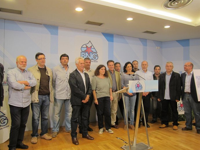 Xavier Vence, portavoz nacional del BNG, junto alcaldes