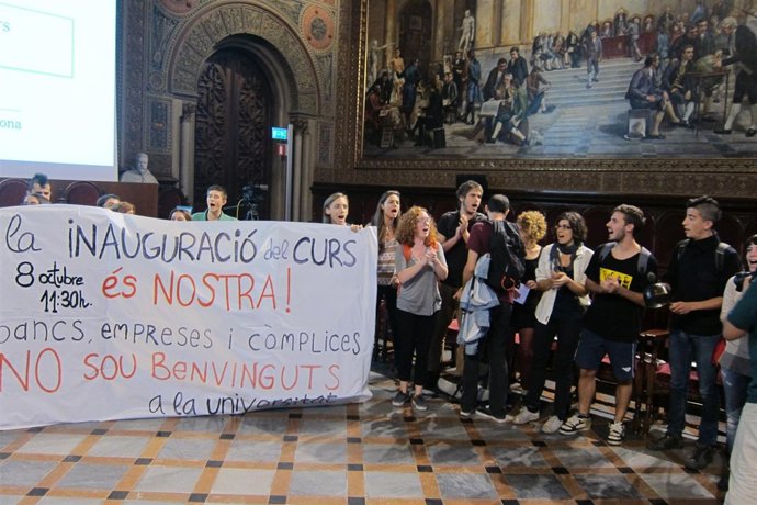 Protesta de estudiantes y empleados de la Universitat de Barcelona (UB)