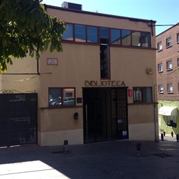 Fachada de la biblioteca de la Plaza de la Iglesia