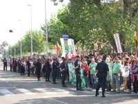 Medio millar de personas reciben a la Princesa y Wert con protestas