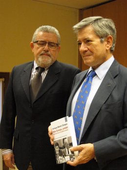 Enrique Barón, con su libro