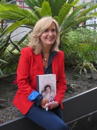 Nieves Herrero, tras escribir una novela ambientada en el franquismo, desaconseja a los alcaldes reabrir "heridas"