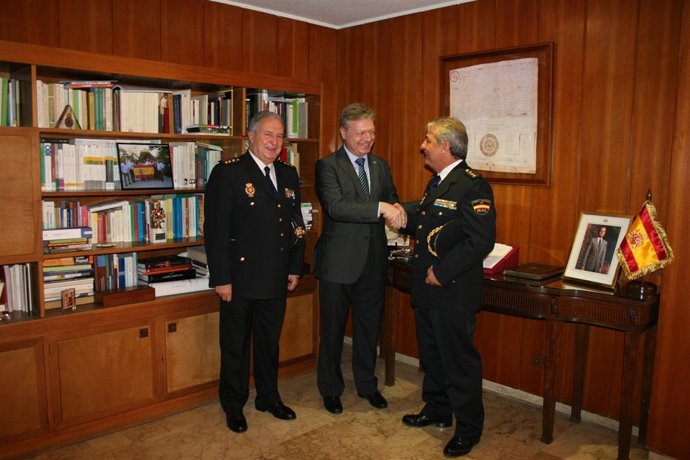 Primo Jurado saluda a Lorente en presencia de Perea