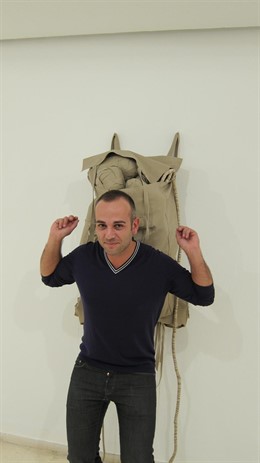 Pedro Valdez Cardoso ante una de sus obras en el IVAM