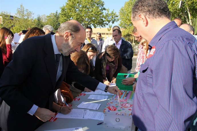 Rubalcaba firma contra la Ley Wert en Ciudad Universitaria