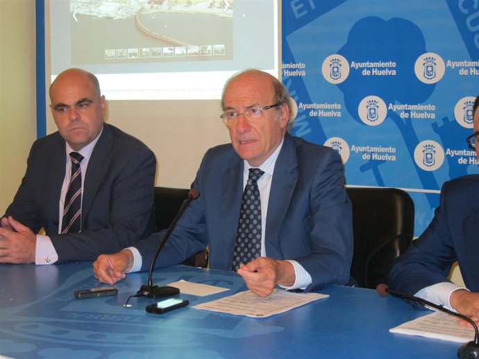 El alcalde de Huelva, Pedro Rodríguez,  junto al concejal Saúl Fernández.