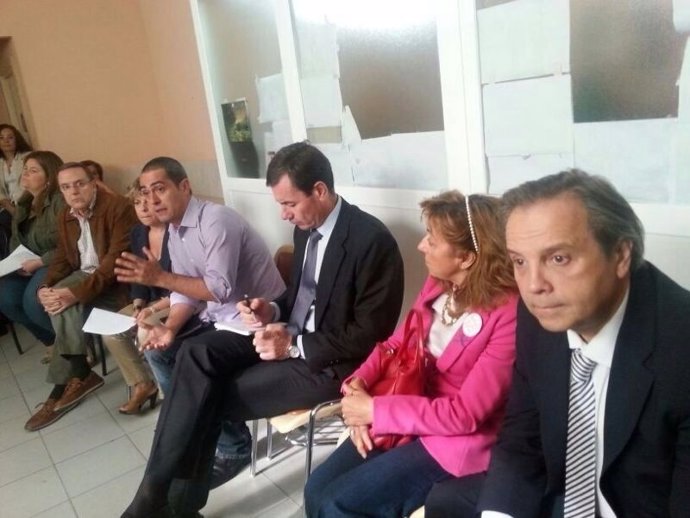Gómez durante una reunión con diversas asociaciones de San Blas