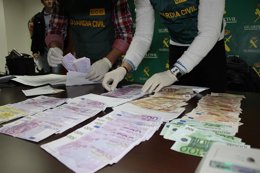 Guardia Civil con el dinero incautado en la Operación Heracles