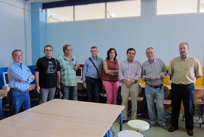 Garrido (1º dcha.) y otros miembros de la comisión de padres del colegio Almadén