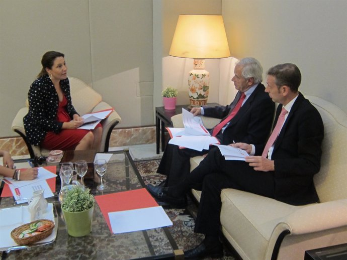 La delegada del Gobierno andaluza, Carmen Crespo, con responsables de Cruz Roja