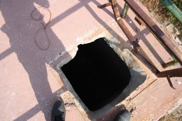 Aljibe donde fue abandonado un perro en Málaga