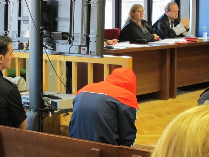 Juicio en Vigo contra acusado de cortar el cuello a una prostituta.