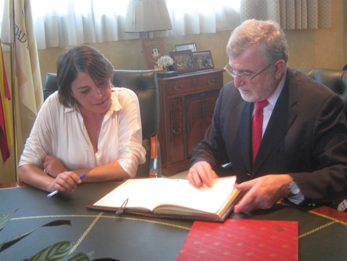 La consejera Elena Cortés con el recto de la UCO, José Manuel Roldán