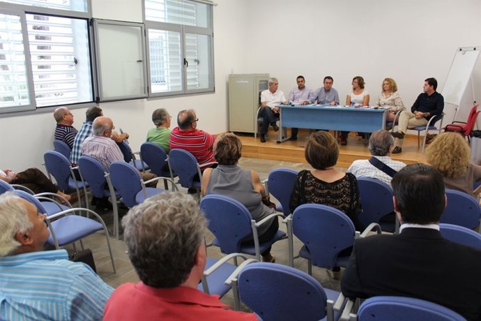 Espadas con la plataforma contra zona azul