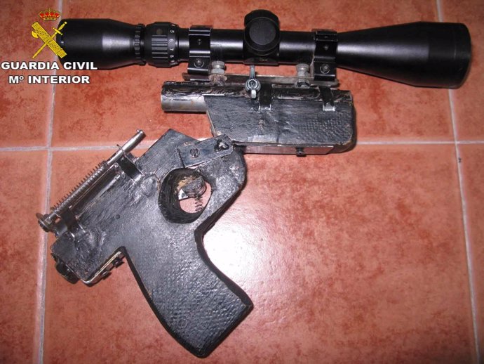 Imagen de una pistola incautada por la Guardia Civil