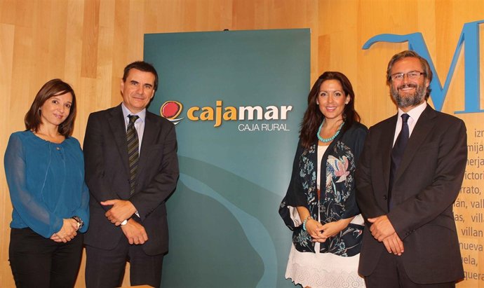 La diputada de Medio Ambiente y representantes de Cajamar